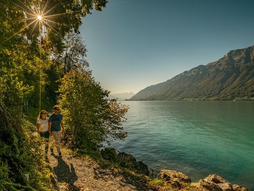 Ein Paar wandert entlang des Uferwegs in Iseltwald im Herbst