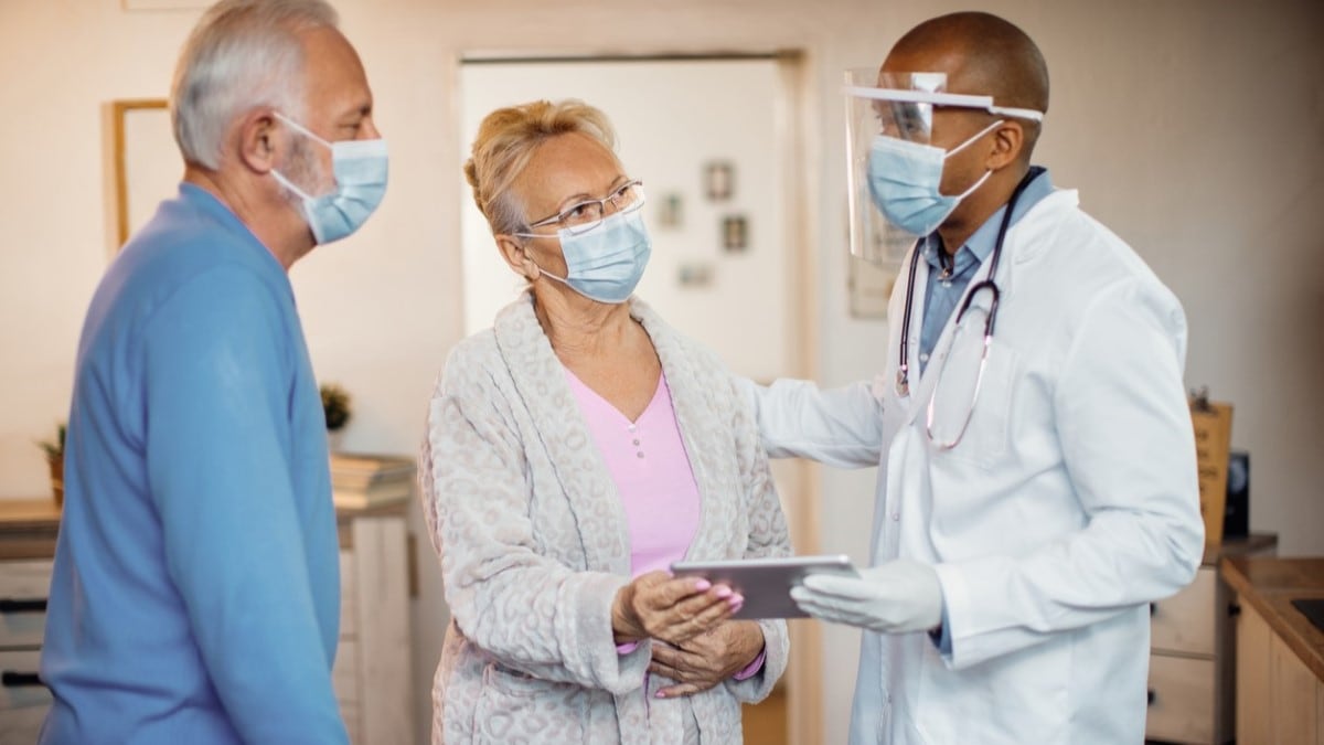 un hombre y una mujer hablando con un doctor