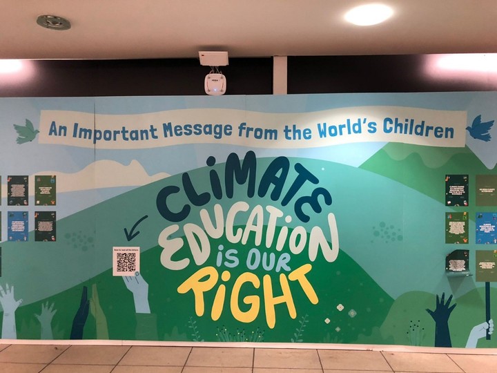 Chicos.net_1: Mural que estaba en la COP26 con deseos y demandas de niños de todo el mundo.