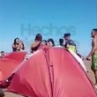 Discutieron por el volumen de la música y se desató una violenta pelea entre mujeres en la playa de Santa Teresita: "¿Por qué le levantas la mano a la nena?"