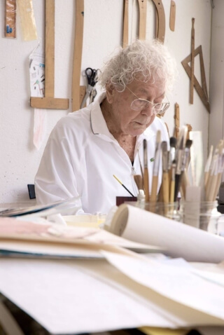 Portrait von Hans Erni im Atelier im weissen Kittel