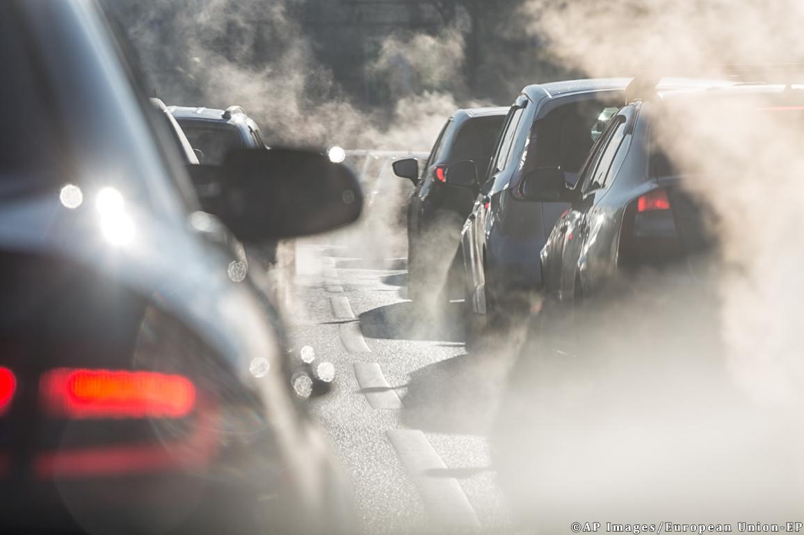 Blurred silhouettes of cars surrounded by steam from the exhaust. ©APimages/European Union-EP