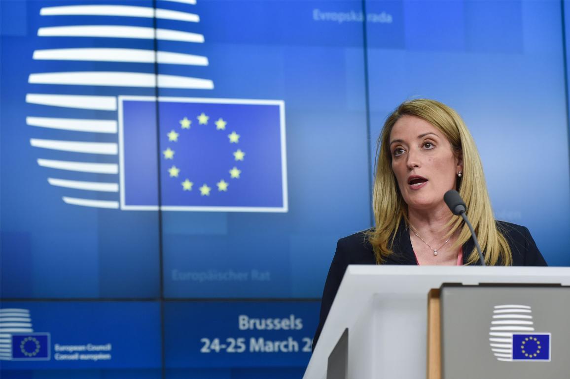 Die Präsidentin des Europäischen Parlaments Roberta Metsola spricht während des EU-Gipfeltreffens.