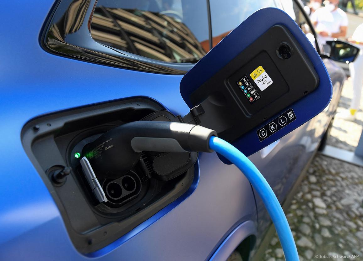 Um carro elétrico azul metálico é carregado em Munique, no sul da Alemanha, a 9 de setembro de 2021