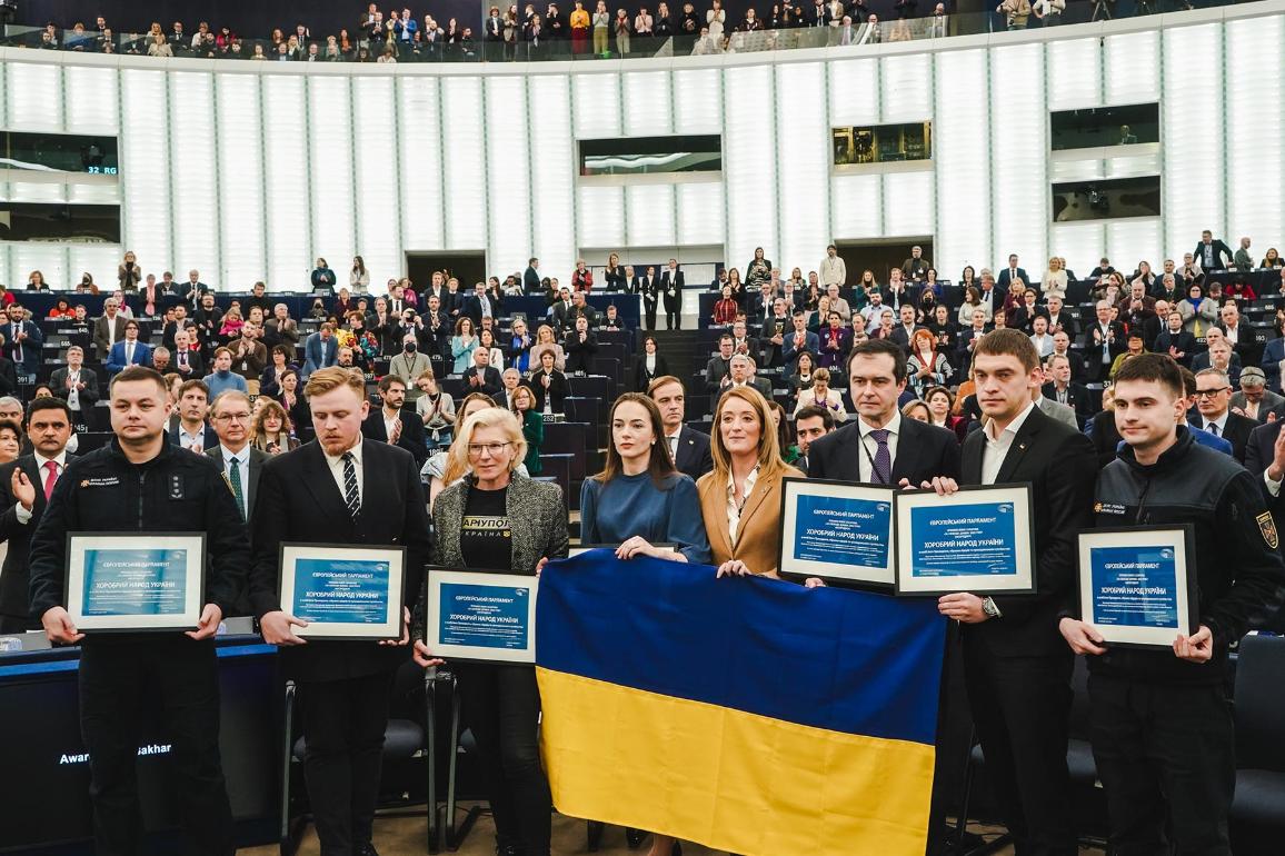 Vertreter des ukrainischen Volkes mit Parlamentspräsidentin Roberta Metsola während der Zeremonie