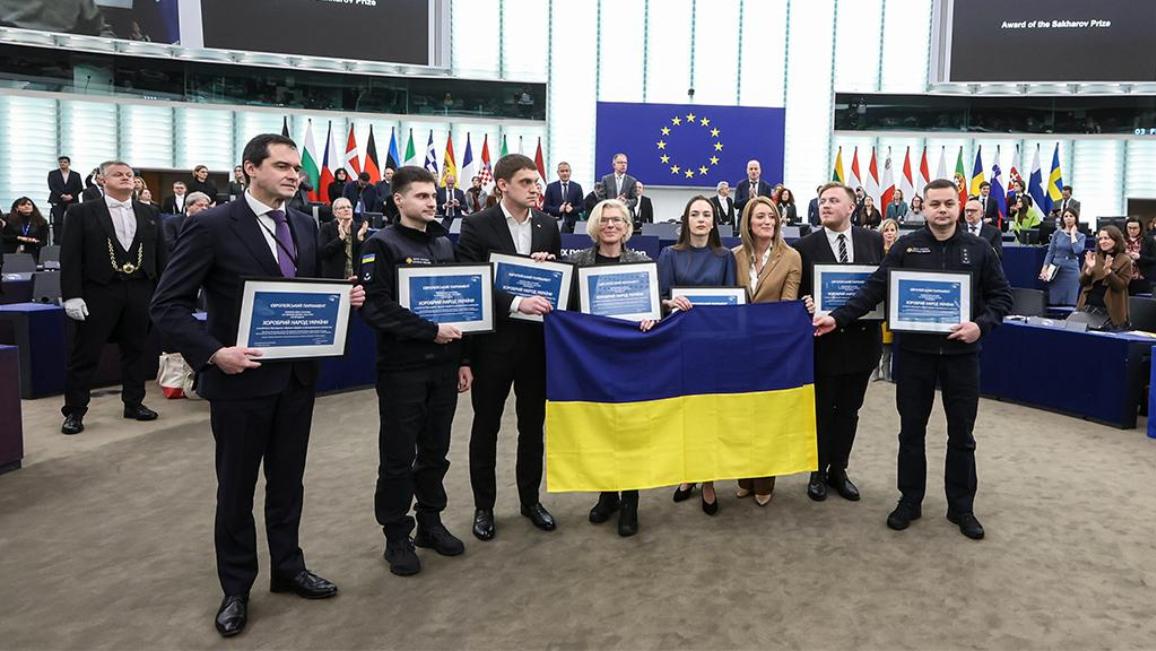 Das tapfere ukrainische Volk, vertreten durch seinen Präsidenten Wolodymyr Selenskyj, die gewählte politische Führung und Zivilgesellschaft, erhielt den Sacharow-Preis für geistige Freiheit 2022. Die Abgeordneten würdigten die Menschen in der Ukraine für ihren Kampf für Rechte und Freiheiten. Der ukrainische Präsident Wolodymyr Selenskyj dankte dem Parlament per Videobotschaft, während die Abgeordneten ihren Forderung nach einem internationalen Gerichtsverfahren zur Untersuchung der Kriegsverbrechen Russlands Nachdruck verliehen.