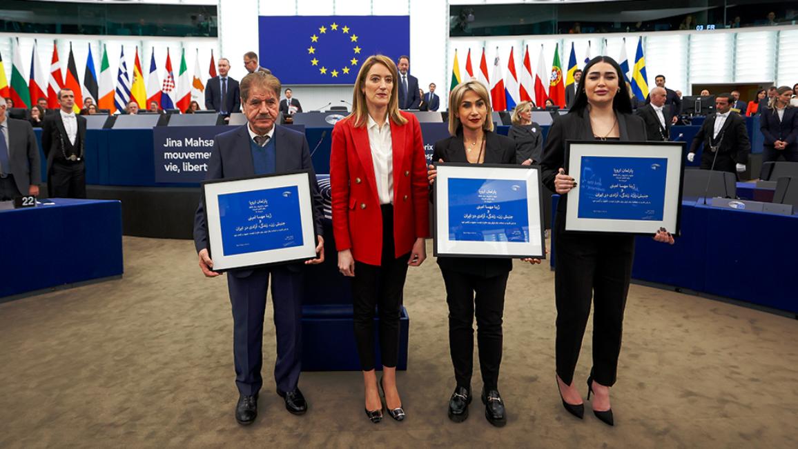 Het Europees Parlement kende, in een speciale ceremonie in Straatsburg, de Sacharovprijs 2023 voor de vrijheid van denken toe aan Jina Mahsa Amini en de beweging ‘Vrouw, Leven, Vrijheid’ in Iran.      Jina Mahsa Amini, een Iraans-Koerdische vrouw, stierf in 2022 in handen van Irans zogeheten ‘zedenpolitie’. Ze zeiden dat ze strikte regels voor het gebruik van de hijab had overtreden. Haar dood leidde tot protesten in Iran en de rest van de wereld.           De EP-leden blijven de vrouwen van Iran steunen in hun strijd om vrijheid en gelijkheid.