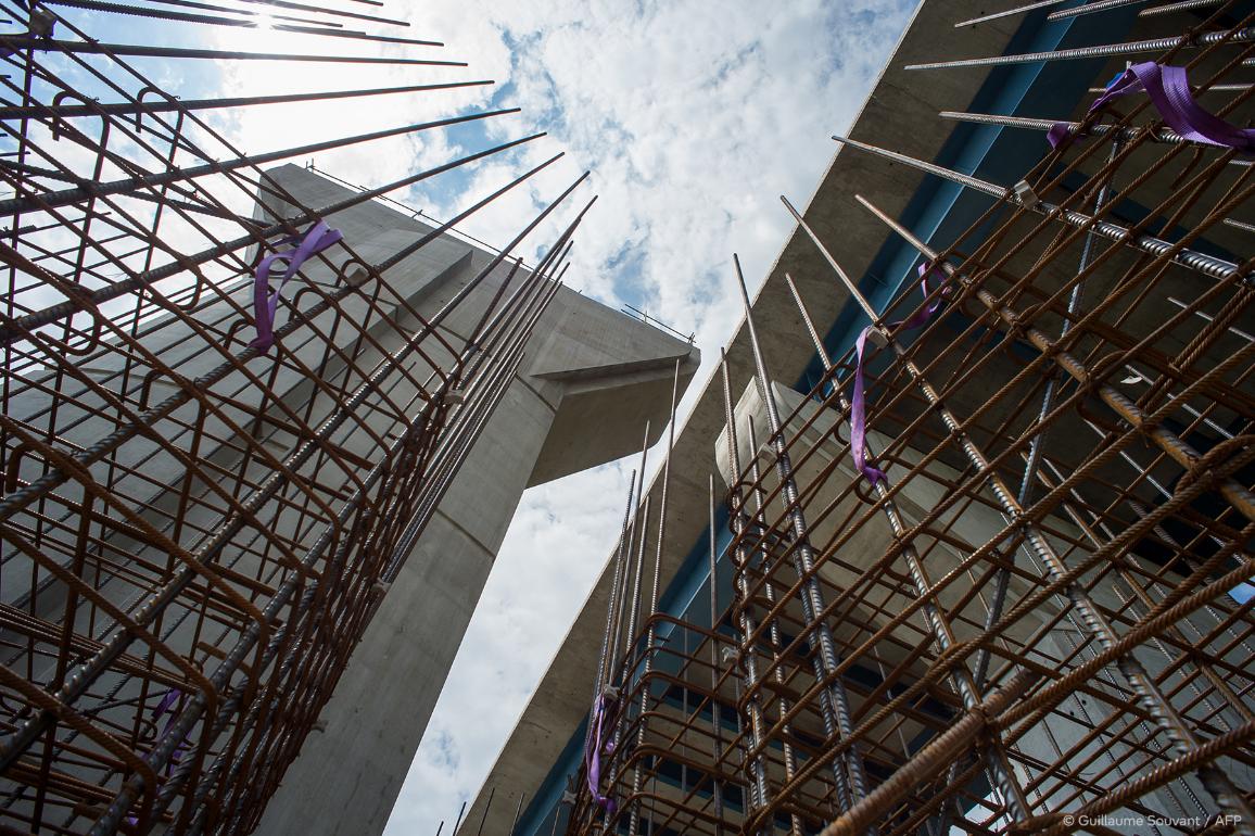 Een foto genomen op 12 juli 2018 toont de bouwplaats van het verdubbelende viaduct van de snelweg A85 bij Langeais. Het 653 meter lange viaduct, ondersteund door heipalen waarvan sommige meer dan 20 meter hoog zijn, bestaat uit 11 traveeën.