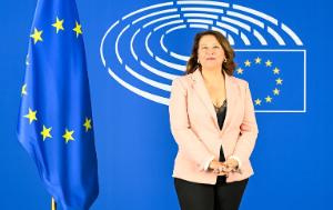 Chair of the PECH committee Carmen Crespo Díaz next to European flag