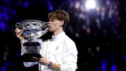 L'Italien Jannik Sinner a battu l'Allemand Alexander Zverev, en finale de l'Open d'Australie, à Melbourne, le 26 janvier 2025. (MARTIN KEEP / AFP)