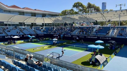 Le premier tournoi du Grand Chelem de pickleball a débuté le 24 janvier 2025, sur l'un des courts de l'Open d'Australie, devant moins d'une centaine de spectateurs. (APOLLINE MERLE / FRANCEINFO SPORT)