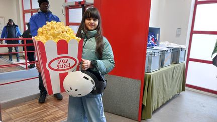 Nina et son père ont acheté un faux paquet de popcorn, porté par les Phryges, mascottes des Jeux olympiques et paralympiques de Paris 2024 (AGATHE MAHUET / RADIO FRANCE)