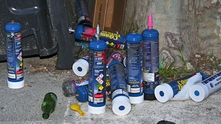 Les containers de poubelles débordent de cartouches de protoxyde d'azote, le 7 mai 2023 à Paris. (ERIC BERACASSAT / HANS LUCAS / AFP)