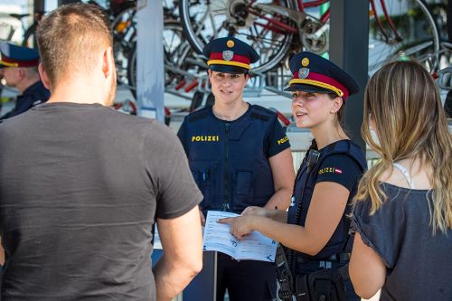 Sicherheitsbeauftragter mit Polizist auf der Straße 