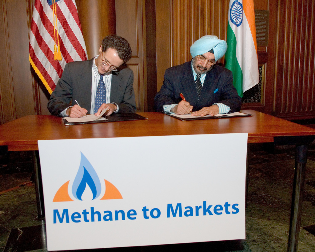 U.S. and India officials signing the MOU between the U.S. and India in support of the Methane to Markets Partnership, 2007. <br><span class='small text-muted'>(2007, Washington D.C., United States, EPA headquarters)</span>