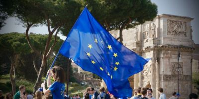 Person holding an EU flag in a crowd / CC0 Antoine Schibler