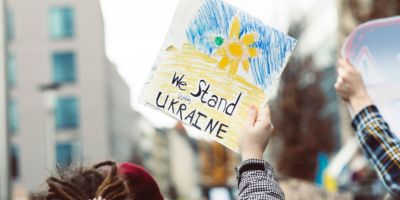 Woman holding a sign during a Ukraine protest / CC0 markus-spiske