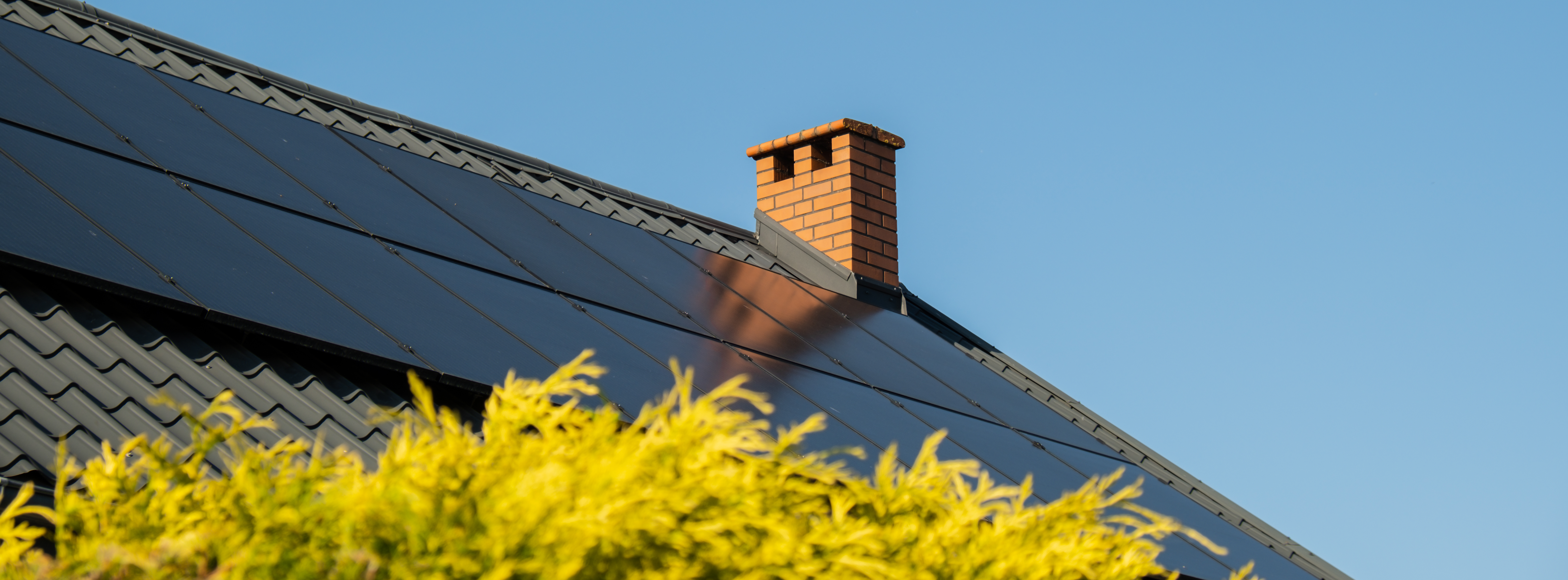 zonnepanelen op het dak van een huis