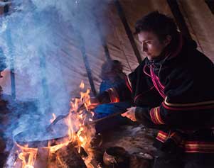 Sami bei der Essenszubereitung - Anna Öhlund visitsweden.se