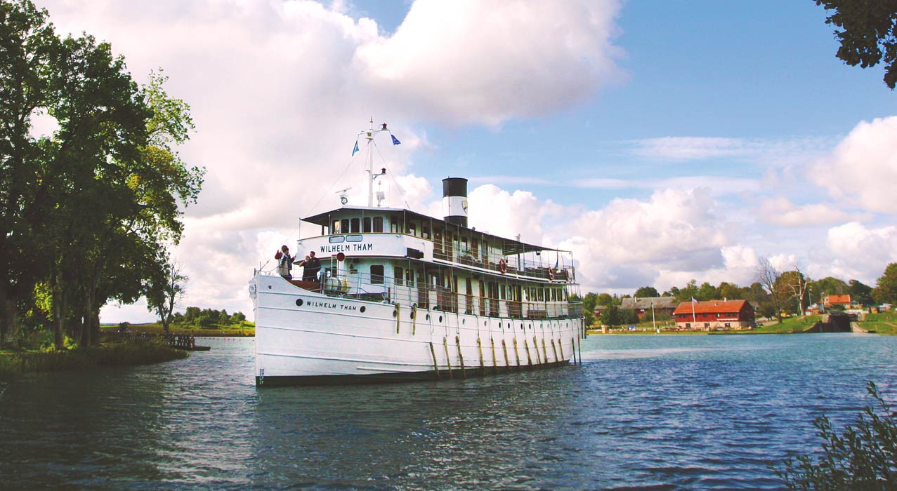 Eines der Schiffe auf dem Götakanal in Schweden bei einer Schiffsreise