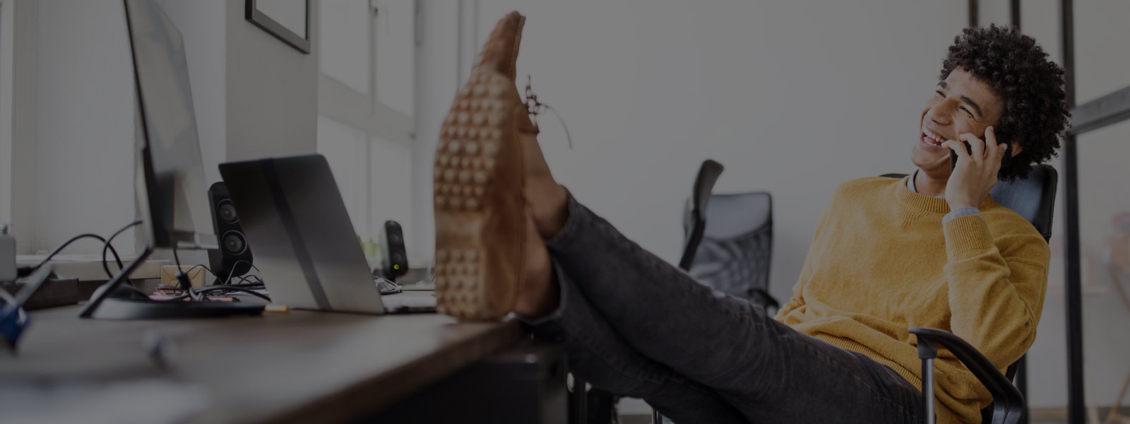 Arbeitende Person im Büro am Telefonieren