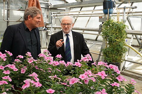 Wegbereiter der Chemischen Ökologie Prof. Dr. John Pickett (Cardiff University, rechts im Bild) hält Gastvortrag am JKI Dossenheim bei Dr. Jürgen Gross (links)