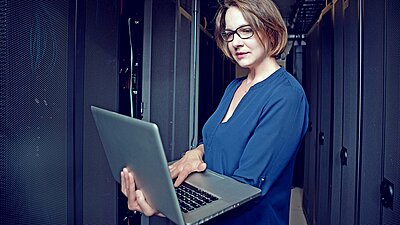 Eine IT-Administratorin informiert sich am Laptop über die Sicherheit der LMC