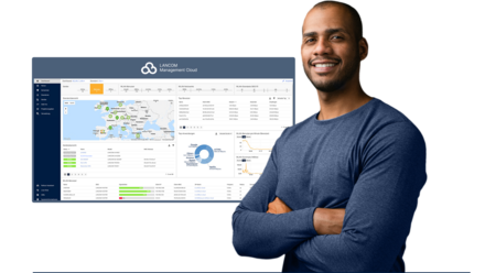 Man with folded arms in front of a screenshot from the LANCOM Management Cloud (LMC)