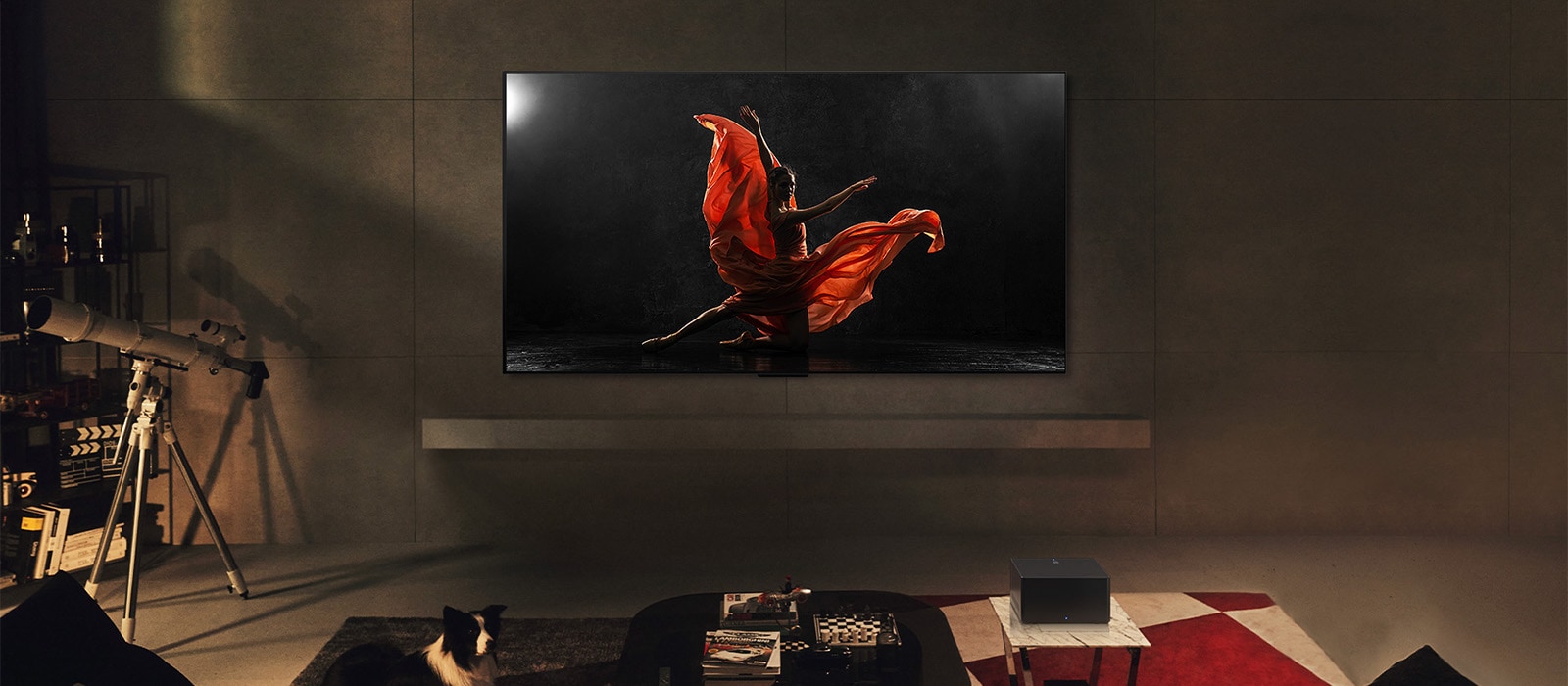 Un OLED LG SIGNATURE M4 et une LG Soundbar dans un salon moderne pendant la nuit. L’écran affiche une image d’un danseur sur une scène sombre avec une luminosité idéale.