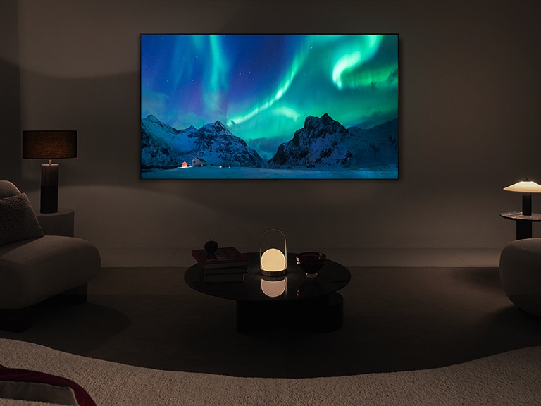 LG OLED TV in een moderne woonruimte bij nacht. Een schermafbeelding van aurora borealis wordt weergegeven met het ideale helderheidsniveau.