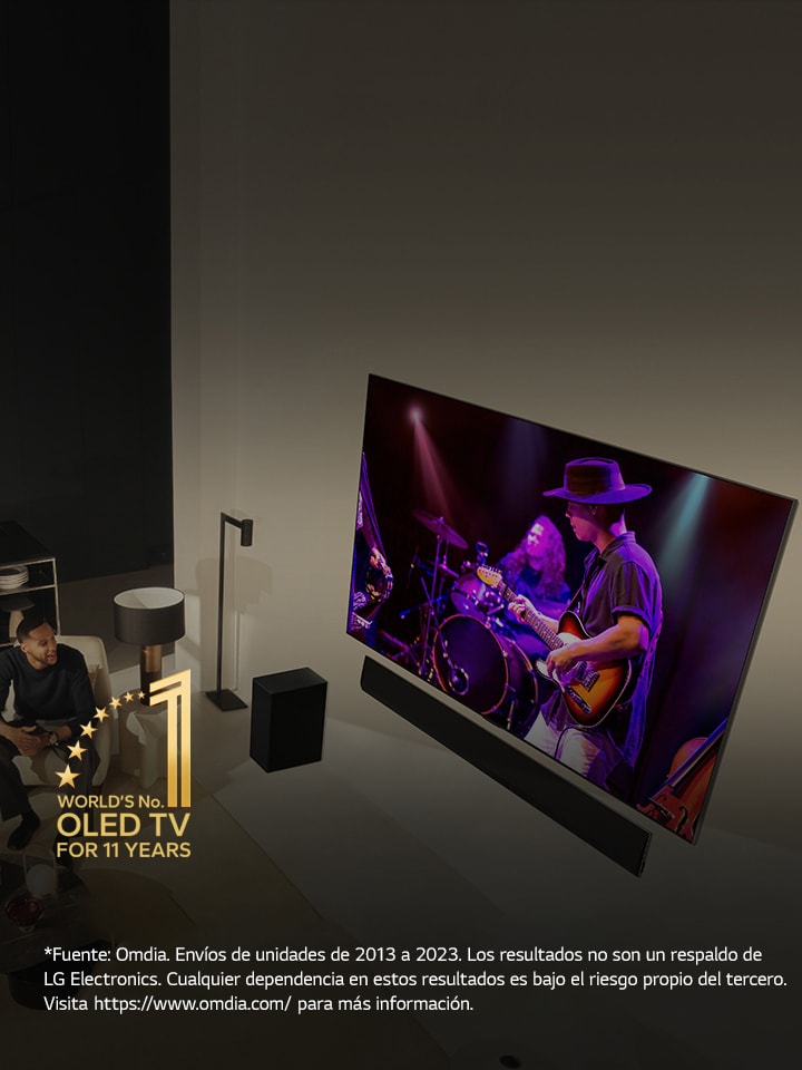 La perspectiva superior de un hombre y una mujer mirando un concierto en un OLED TV grande en un departamento moderno. El emblema “OLED TV número 1 en el mundo durante 11 años” está en la imagen. Aviso legal: “Fuente: Omdia. Envíos de unidades de 2013 a 2023. Los resultados no son un respaldo de LG Electronics. Cualquier dependencia en estos resultados es bajo el riesgo propio del tercero. Visita https://www.omdia.com/ para más información”.