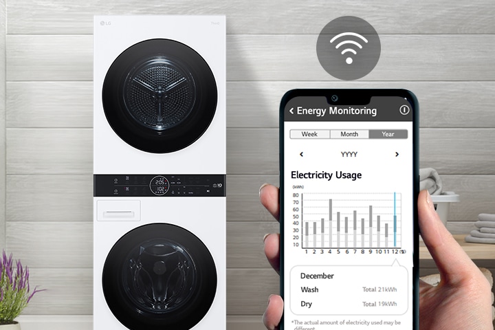 Pračka je v koupelně. Ruka držící telefon ukazuje obrazovku, která zobrazuje informace o údržbě a spotřebě energie. Na obrázku je symbol WiFi nad obrazovkou.