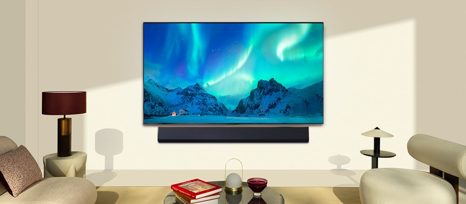 LG OLED TV y LG Soundbar en un moderno salón de día. La imagen en pantalla de la aurora boreal se muestra con los niveles de brillo ideales.