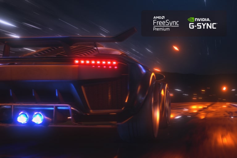 Una escena borrosa de un coche conduciendo a toda velocidad en un juego de carreras. Se enfoca la escena, lo que se traduce en una acción fluida y clara. El logotipo FreeSync Premium Pro y de NVIDIA G-SYNC aparecen en la esquina superior derecha.