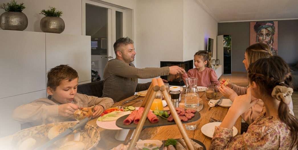 Una familia disfruta de una cena creando momentos especiales en un hogar acogedor.