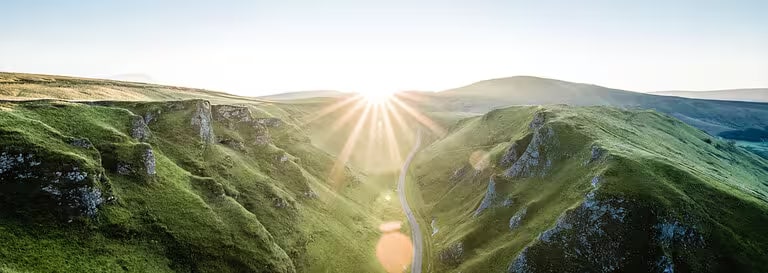 imagen de la puesta de sol justo en la parte superior del valle