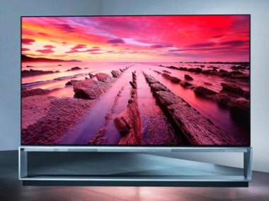 A instalação de um ecrã OLED curvo com as palavras "LG OLED"