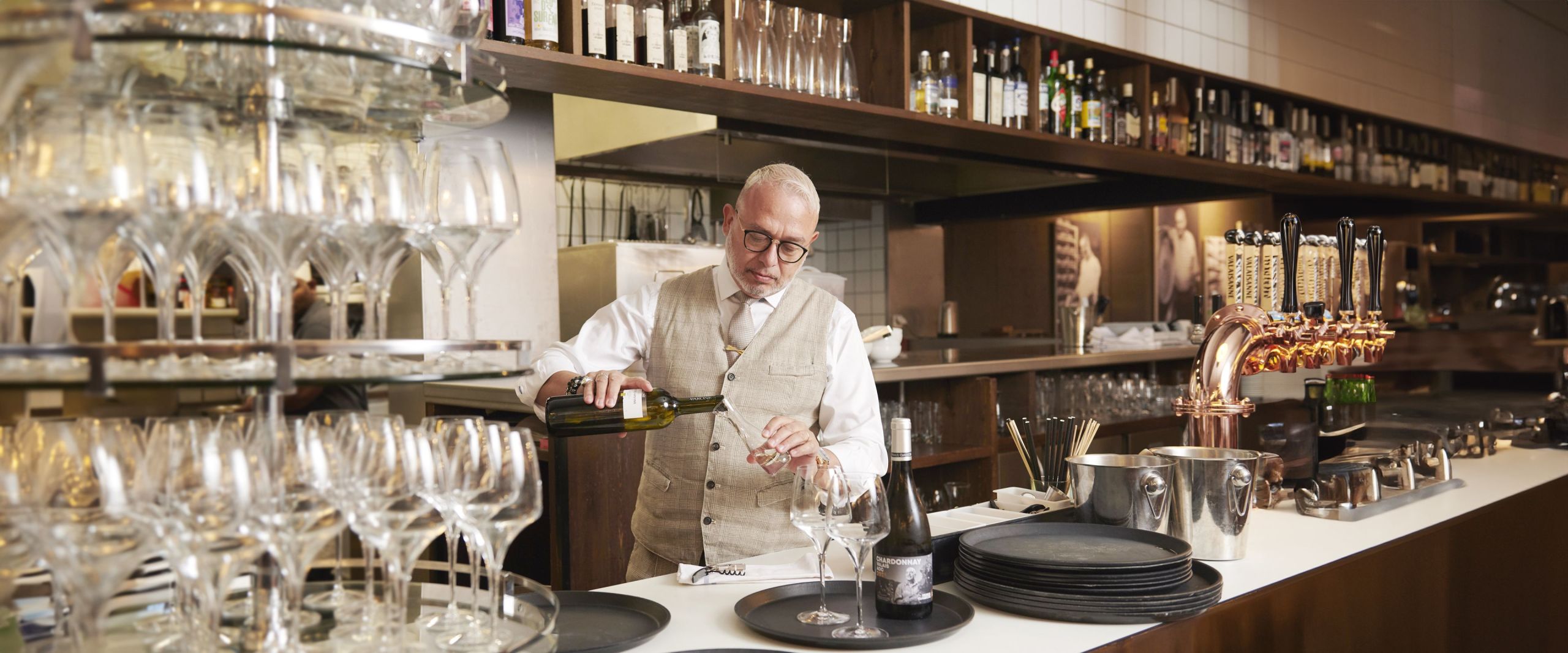 Gastronom bei der Arbeit, welcher MyLOCALINA nutzt