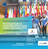 4 EuroApprentices vor den europäischen Flaggen