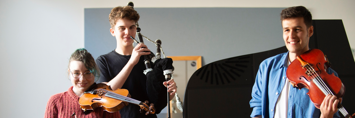 trio of two violins and one bagpipe