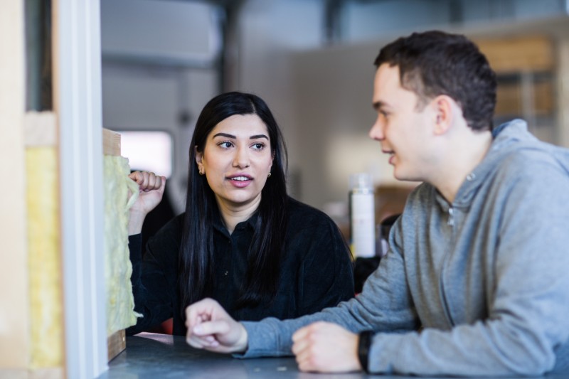 Studenter på laboratorium for byggematerialer