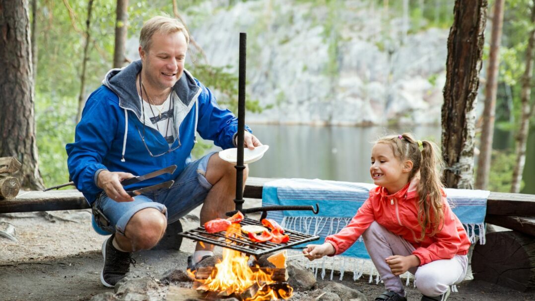 Aikuinen ja lapsi leirinuotiolla