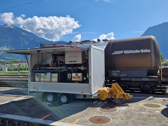 Direktumschlag zwischen Normalspur und Rhätischen Bahn in Landquart.