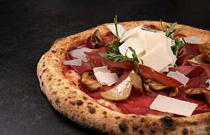 Pizza con mozzarella di bufala, pomodorini e cherry e basilico