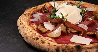 Pizza con Bresaola, rucola, porcini e Grana