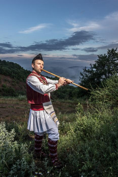 Study coauthor Aleksandar Arabadjiev (Macedonia) singing and playing their traditional instruments.