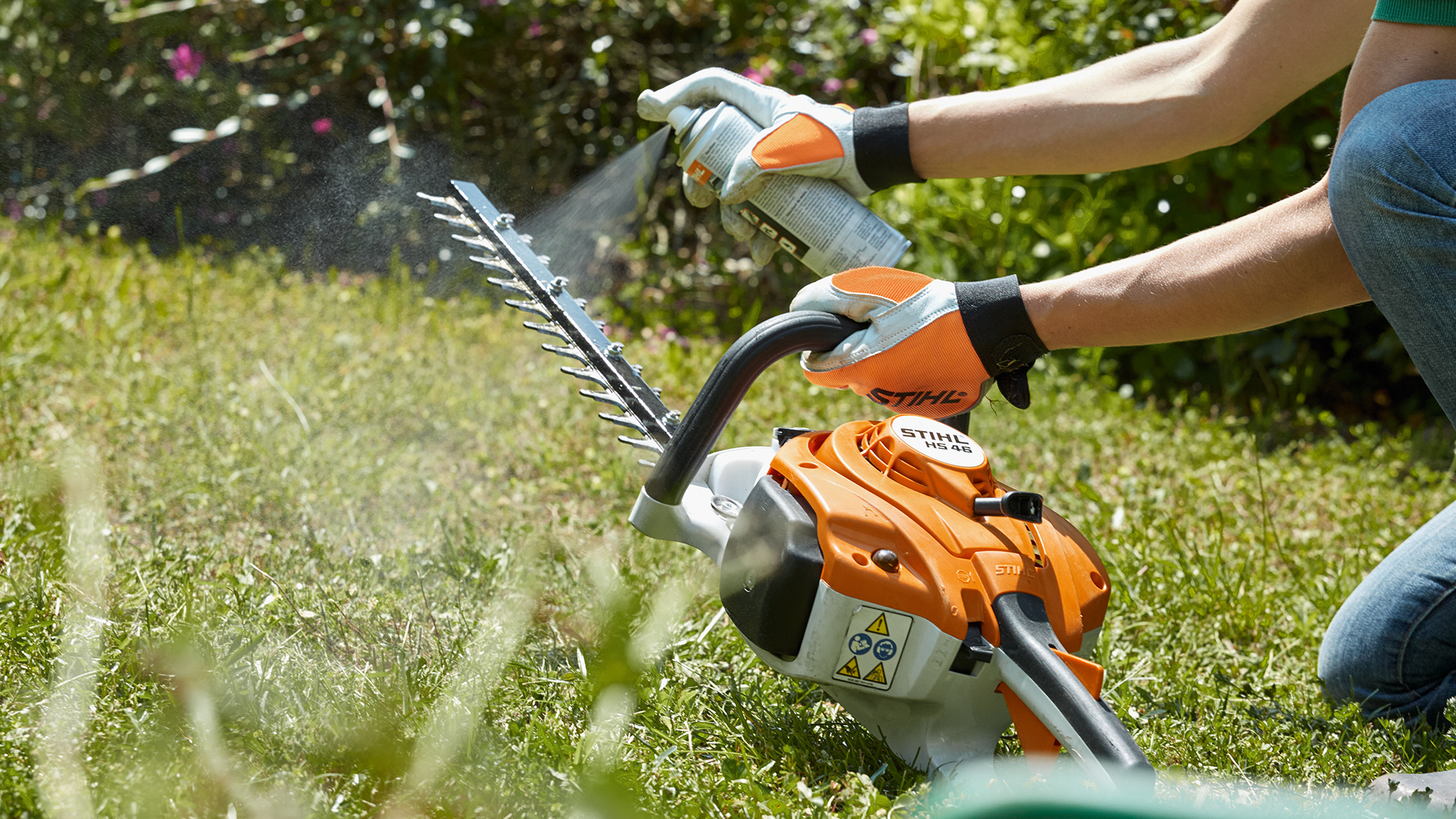 Reinigung einer STIHL Benzin-Heckenschere HS 46 mit STIHL Superclean