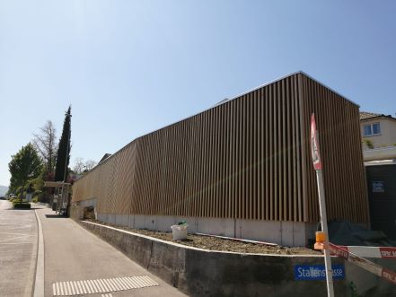 Holzlärmschutzwand neben einer Strasse