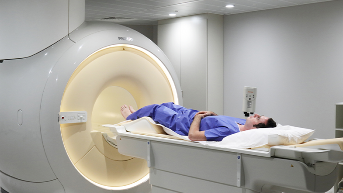 Examen d'IRM (imagerie par résonance magnétique) dans un service de radiologie.