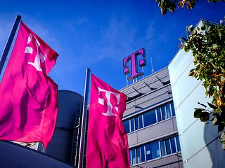 Deutsche Telekom Logo auf dem Dach der Konzernzentrale.